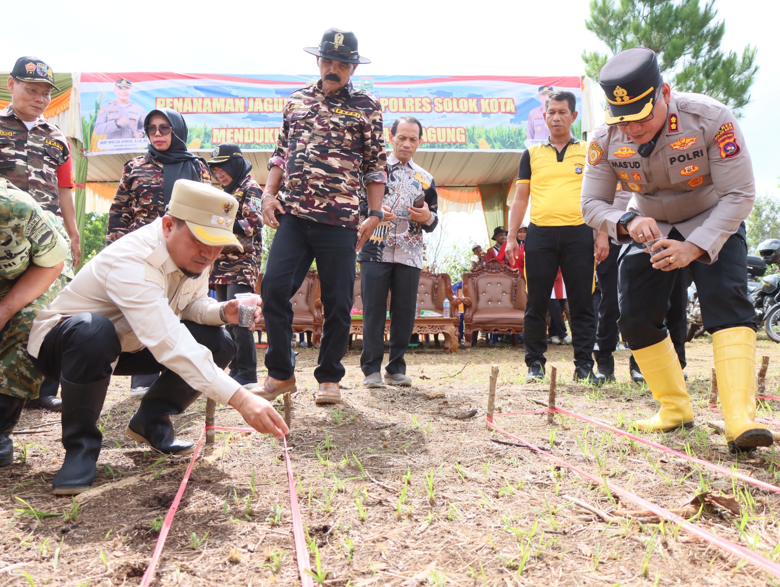 Kapolres Solok Kota Bersama Wakil Bupati Solok dan FKPPI Laksanakan Penanaman Jagung Serentak di Nagari Haripan