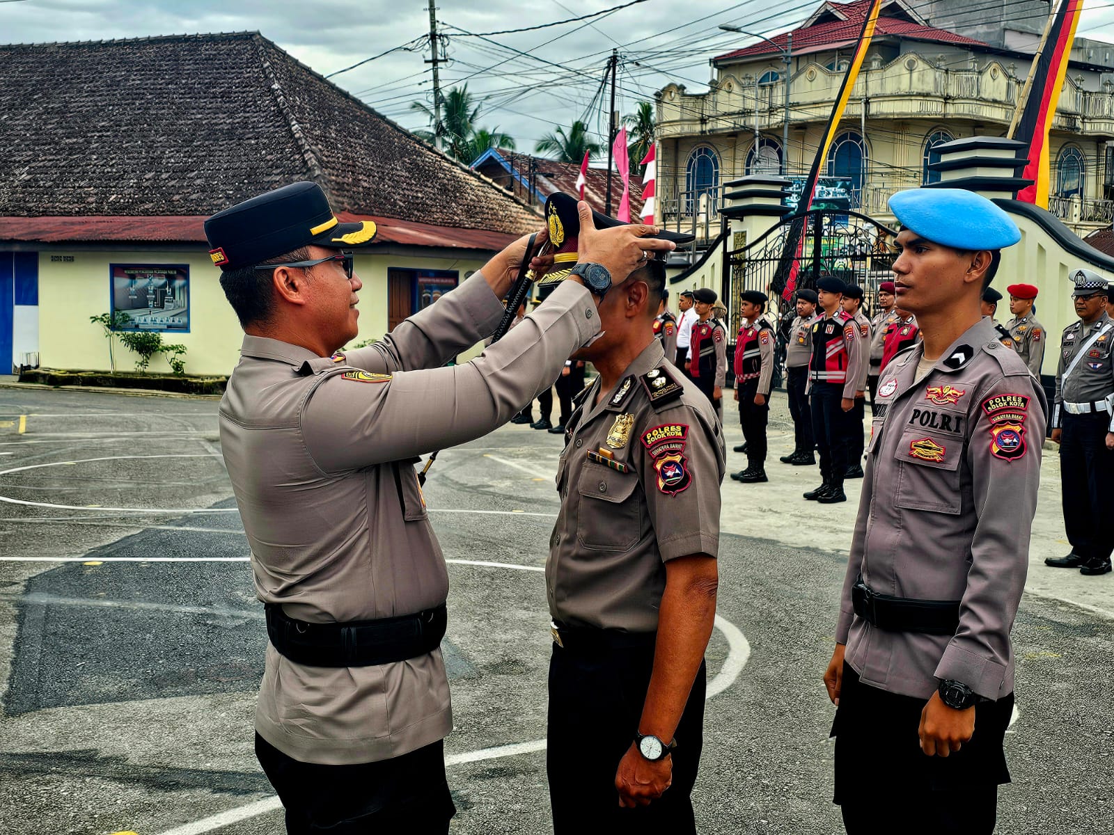 Kapolres Solok Kota Pimpin Upacara Kenaikan Pangkat Pengabdian Personel Polres Solok Kota